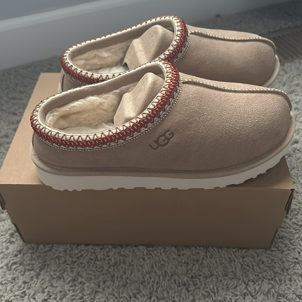UGG Tasmans - Sand Size 9 NEW